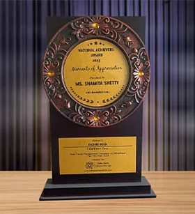 National Achievers Award 2023 – Ms. Shamita Shetty honoring Eashan High’s Char Dham Tour for excellence in travel services