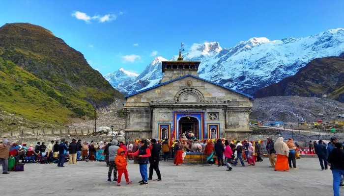 White Curfew in Kedarnath Dham, Half of the temple is covered with thick sheets of snow, appealing pictures have surfaced
