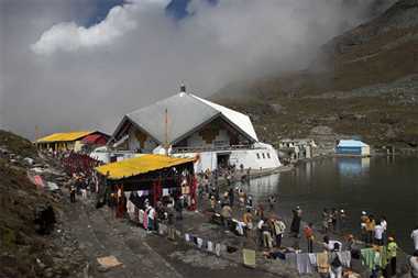 Hemkund Sahib Lake